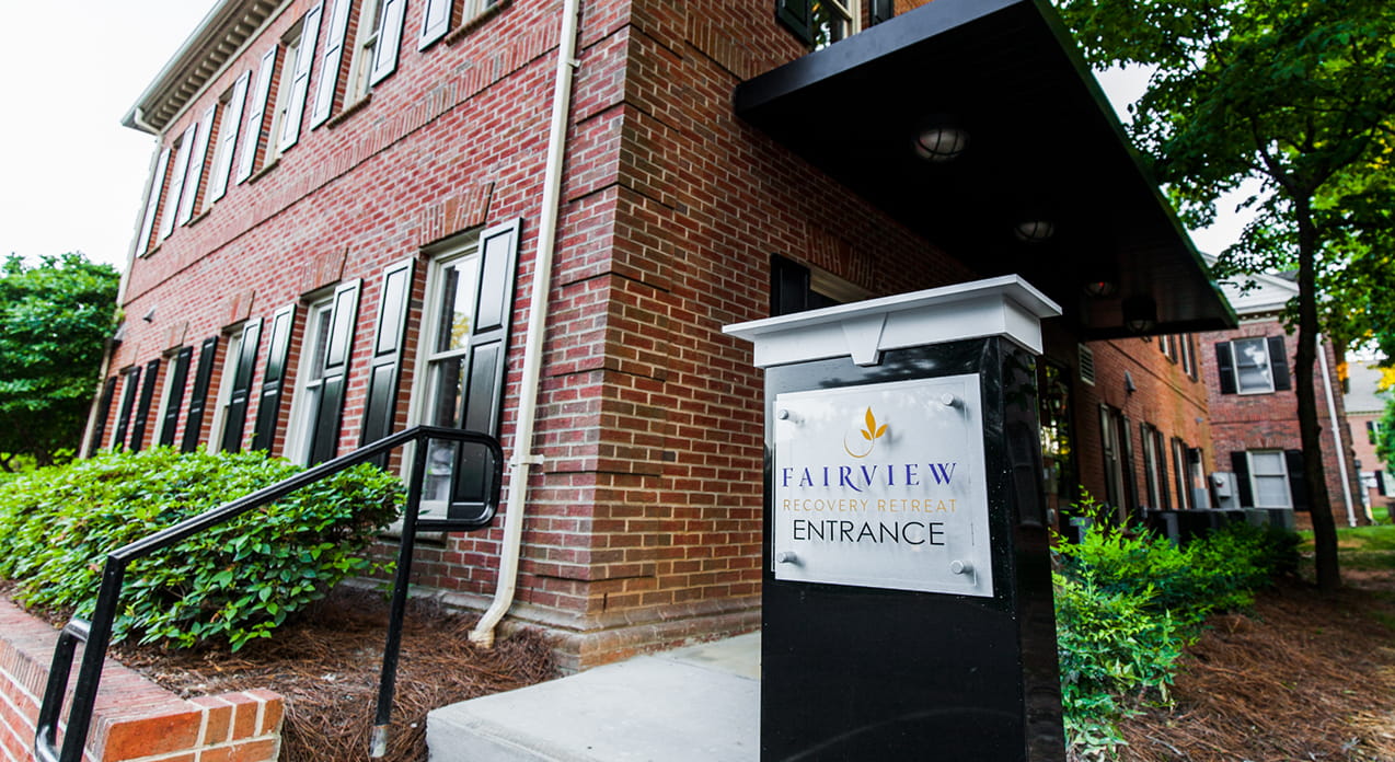 Frontal entrance of Charlotte Fairview Surgical Recovery for patients recuperating from facial plastic surgery in Charlotte